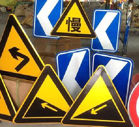 上蔡标识标牌中颜色的确定是很重要的。